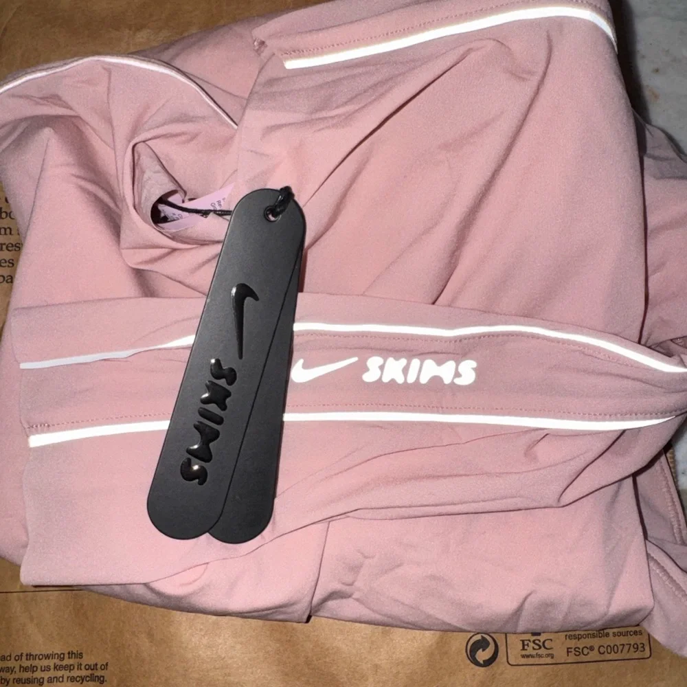 🔥NWT SKIMS x NIKE Weightless Layers Mock Neck Long Sleeve HIMALAYAN (TOP ONLY) - Picture 5 of 11